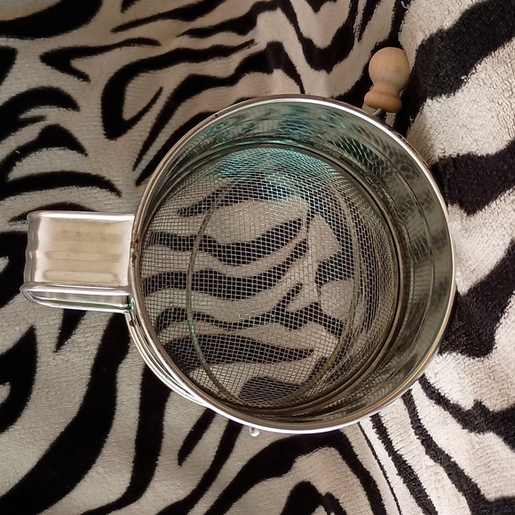 3 cups metal flour hand sifter - Picture 4 of 6